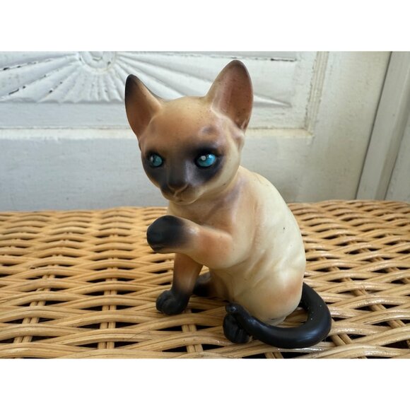 Vintage MCM Lefton Siamese Cat Figurine Cleaning Paw - Picture 1 of 9